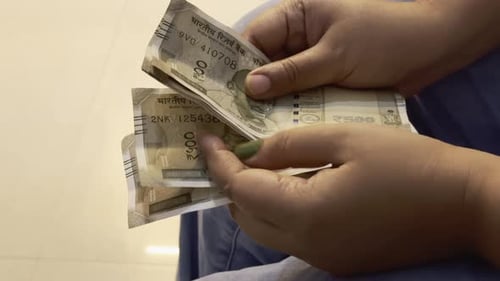 Contando rúpias indianas