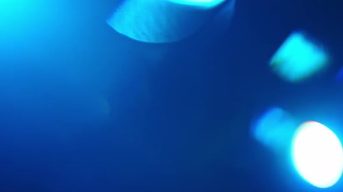 Abstrakte Lichtkunst mit blauer und weißer Beleuchtung