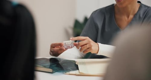 Dentes, consulta e dentista com as mãos e paciente para consulta médica