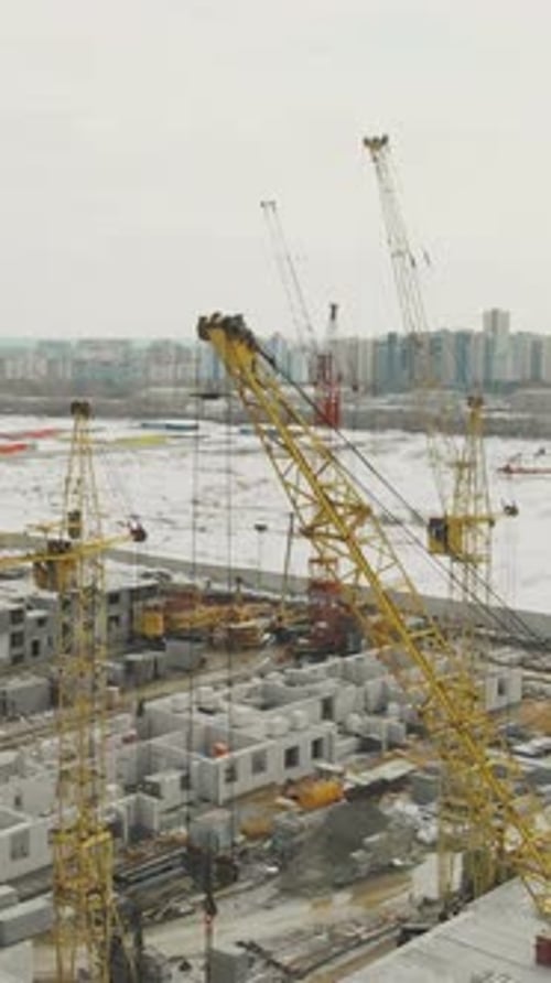 Sitio de construcción de complejo de viviendas en invierno a vista de pájaro