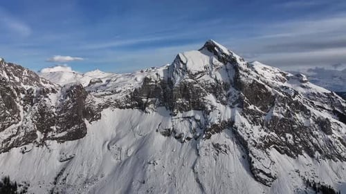 Vista aérea del panorama invernal de Fronalpstock, una gran cumbre en los Alpes de Glaris, enclavada al este