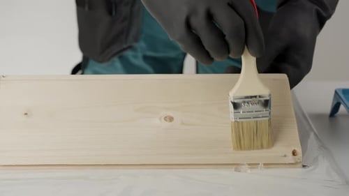 Un artisan transforme le bois avec une belle teinture mettant en valeur ses techniques créatives