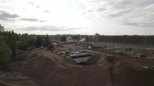Sitio de construcción ubicado cerca de la autopista con tráfico animado