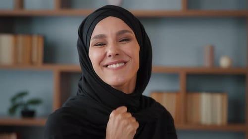 Portrait Tanzen Lustiges arabisches Mädchen Muslimische Dame Islamische Frau in Schwarz Hijab Blick in die Kamera Tanz