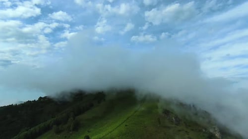 Atemberaubende neblige Berglandschaft, Drohnenblick.