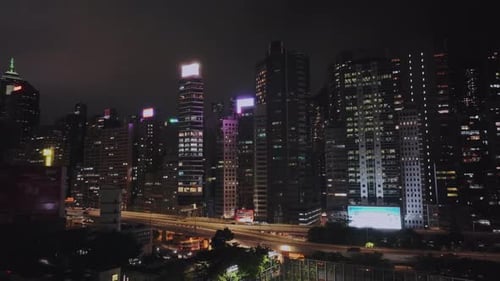 Nachtautobahn und helle Gebäude von Hongkong