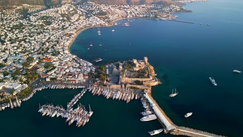 Luftaufnahme der Burg und des Jachthafens von Bodrum, Türkei.