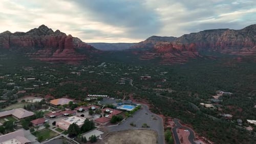Unterkünfte im Sedona Resort mit malerischer Natur in Arizona, USA. Weitwinkelaufnahme aus
der Luft