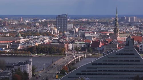 Luftaufnahme des Zentrums von Riga mit dem Fluss Daugava und Sehenswürdigkeiten