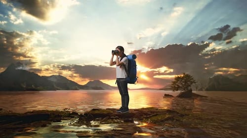 Vue latérale complète du corps d'une randonneuse asiatique utilisant un appareil photo prenant une photo dans un lac