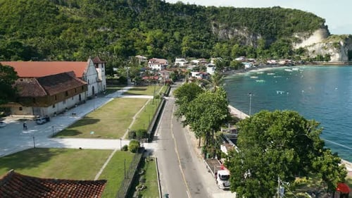 Estrada aérea - costeira perto do estreito de Cebu, edifício da igreja de Boljoon, Filipinas