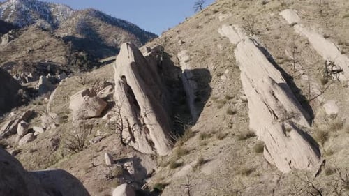 Panorama de Devil's Punchbowl Arch avec un ciel ensoleillé bleuté
