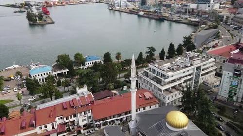 Luftaufnahme der Batumi-Moschee in der Nähe der Schwarzmeerküste