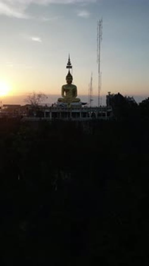 Vidéo par drone du magnifique temple rupestre du Tigre au sommet de la montagne