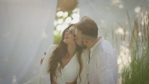 Un jeune couple dans les avant-bras l'un de l'autre