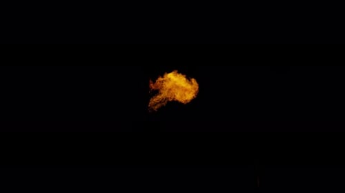 Burn Collection : un duo rapide de tirs jaillissant d'une fenêtre sur fond noir filmé à 60 images par seconde