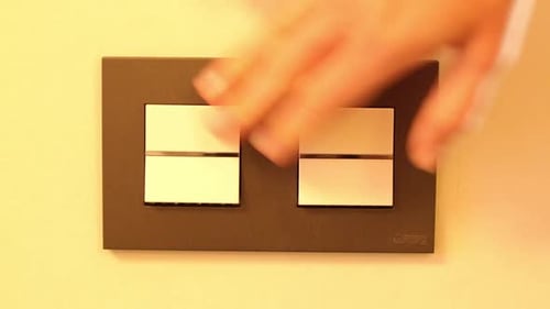 Mulher ligando o interruptor preto com botões brancos