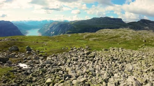 Vuelo inverso de un Zumbido FPV: volando hacia atrás por la montaña
