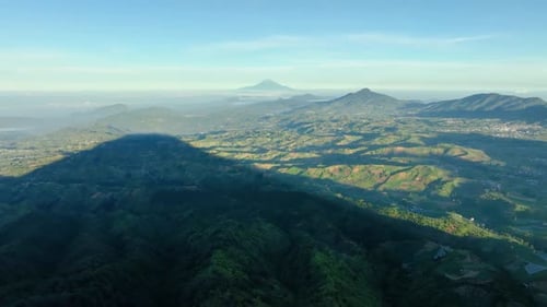 Vista aérea del monte Slamet a lo lejos de la cima del monte Bisma en Java Central.