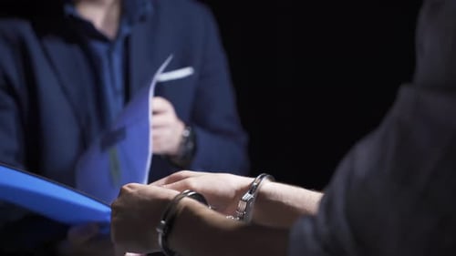 Guilty man apologizes and apologizes to police officers