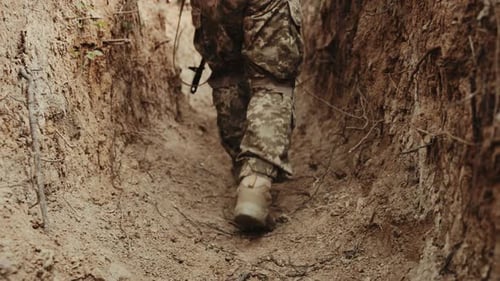 Le soldat armé a pris position de combat