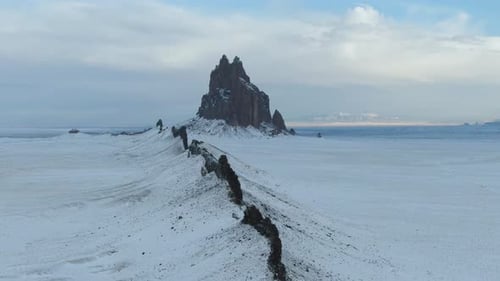 Plan de suivi aérien en 4K du monument Shiprock, recouvert de neige, au Nouveau-Mexique, aux États-Unis.