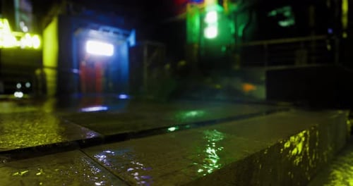 Lebendige Neonlichter reflektieren auf nassem Bürgersteig im urbanen Nachtleben