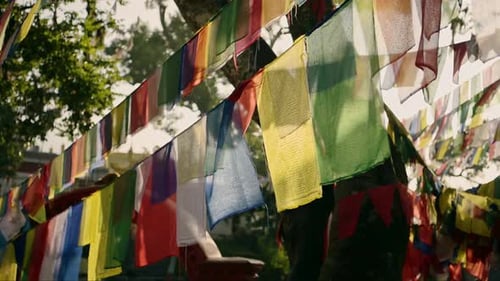 Buddhistische Gebetsfahnen im Kathmandu-Tempel in Nepal, helle bunte buddhistische Gebetsfahnen von Bright