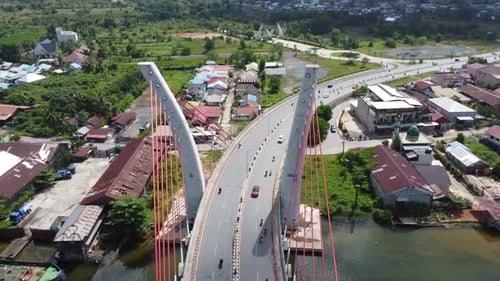 Vue aérienne du pont Sei Alalak situé à Banjarmasin, connu comme le premier pont voûté