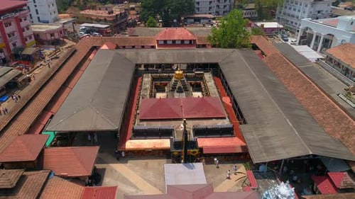 Vidéo de drone à l'avant du temple de Shri Mookambika dans le sud de l'Inde.