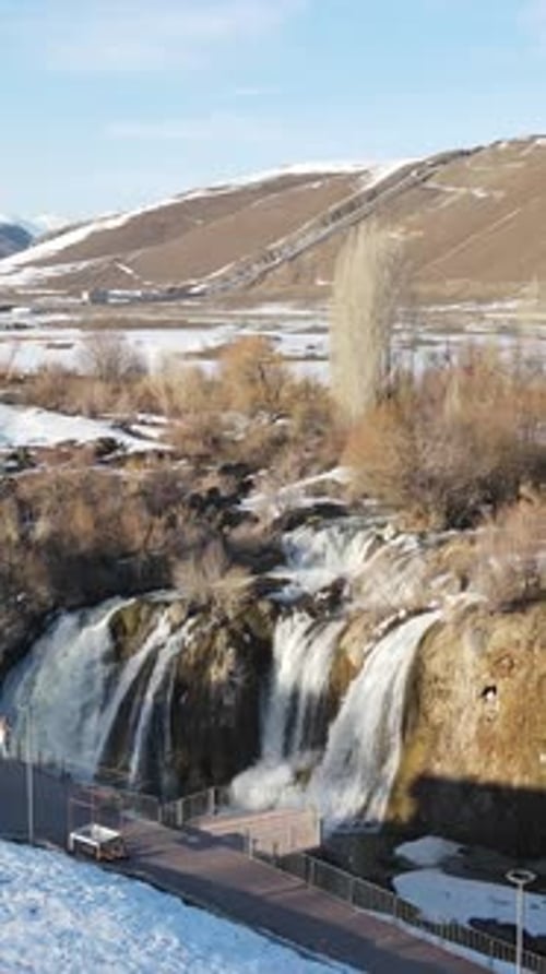 Drohnenblick auf den Winterwasserfall
