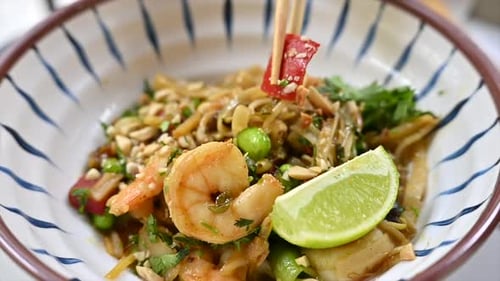 Delicious Noodle Bowl with Shrimp and Lime
