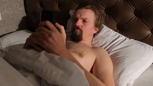 Un célibataire séduisant et solitaire utilise un téléphone portable pour trouver sa maîtresse et exprime différentes émotions o