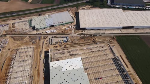 Baustelle mit Stahlrahmenkonstruktion des Lagergebäudes Luftbild