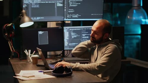 IT-Ingenieur leidet an Wirbelsäulenbeschwerden und arbeitet