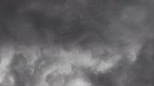 cae un rayo y nubes de color gris oscuro retumban en el cielo