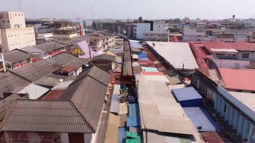 Timelapse del mercado ferroviario de Maeklong con lugareños y trenes, Tailandia