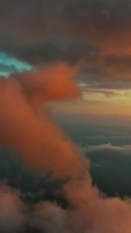 Voler dans les nuages lumineux du coucher du soleil