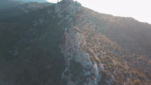 Beau soleil matinal qui brille sur les montagnes de Samos, en Grèce.