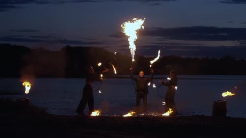 Professionelle Zirkuskünstler führen Tricks mit Fire Art und der Feuershow „Kampf von Licht und Dunkelheit“ vor