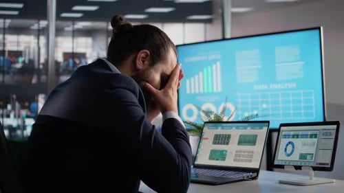 Mal de tête au bureau, frottement des tempes et fatigue oculaire Le PDG est mal à l'aise