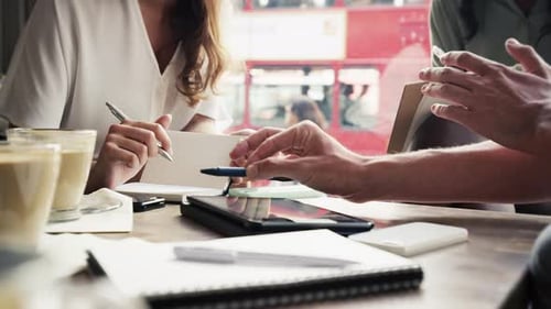 Деловые люди, руки или командная работа с планшетом, работа с документами, написание заметок