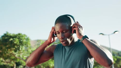 Schwarzer Mann, Fitness und Kopfhörer mit Atemfunktion zum Laufen, zur Motivation beim Training