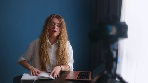 Lección de transmisión en vivo de un profesor en línea para estudiantes, bloguera que graba contenido con la cámara Boss Woman