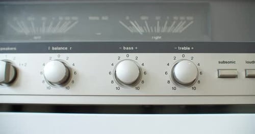 Primer plano del ajuste de la perilla de graves con la mano derecha. Diferentes movimientos de la mano. Estati