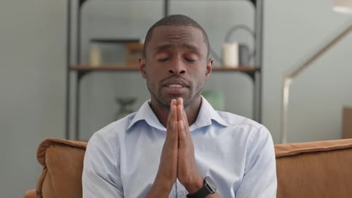 Porträt eines afrikanischen Mannes, der zu Gott um Hilfe betet
