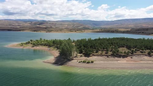 La rive d'un lac de barrage dont l'eau a diminué en raison du réchauffement climatique 3