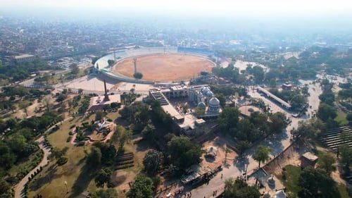 Vue aérienne du stade de cricket de Multan et de la mosquée