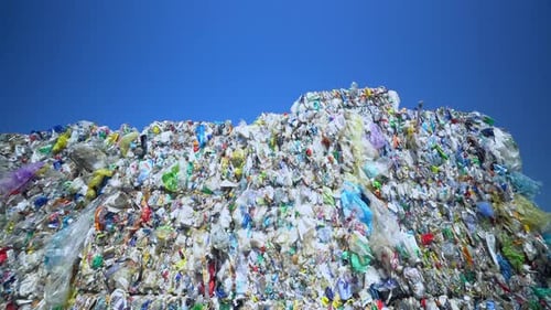 Plastikmüllballen, die in der Sonne zurückgelassen wurden