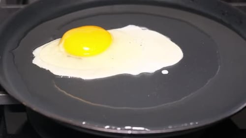 Frühstück aus frischen Eiern zubereiten: Spiegelei in einer Pfanne